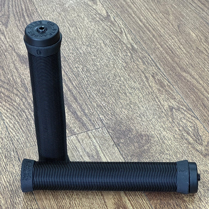 Stranger Piston Kraton Grips Black