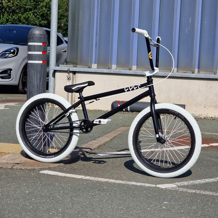 Cult Tech Custom Bike Black / White