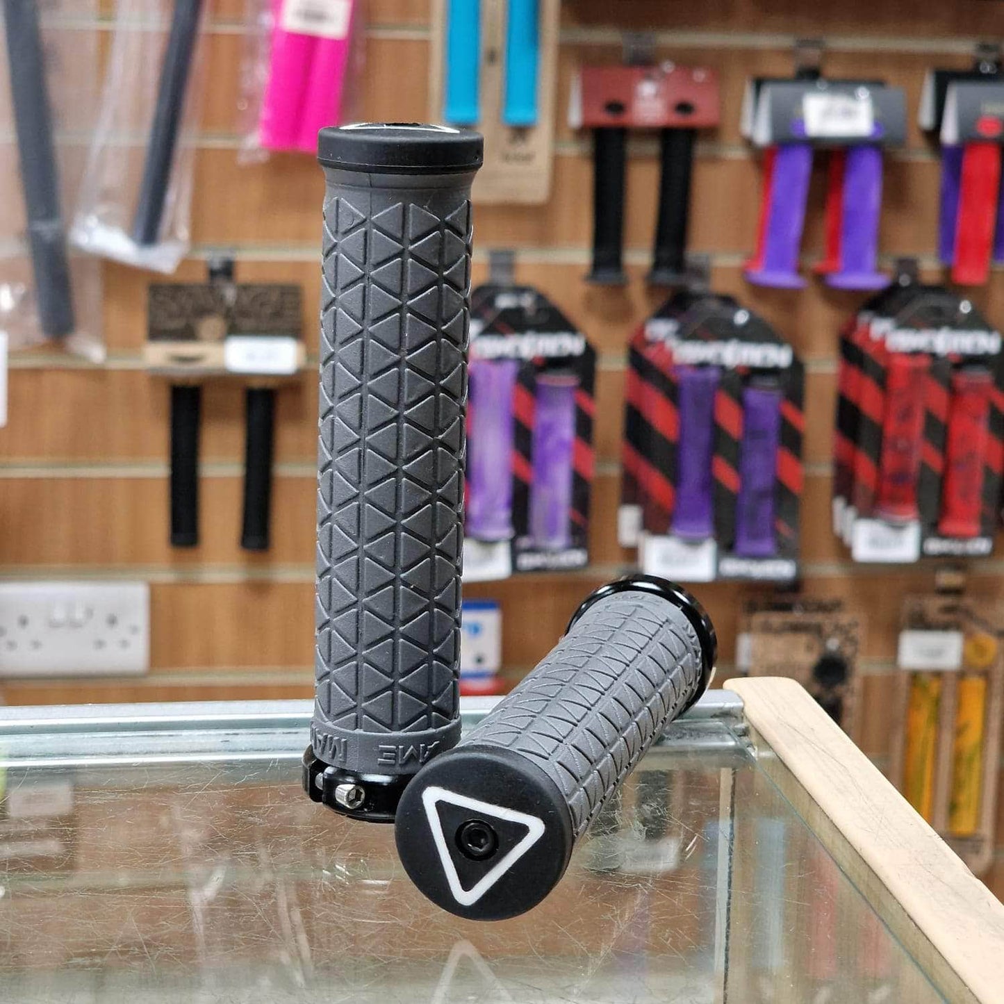 A'ME BMX Racing Grey / Black A'ME Pro Lock-On 1.2 Tri Grips