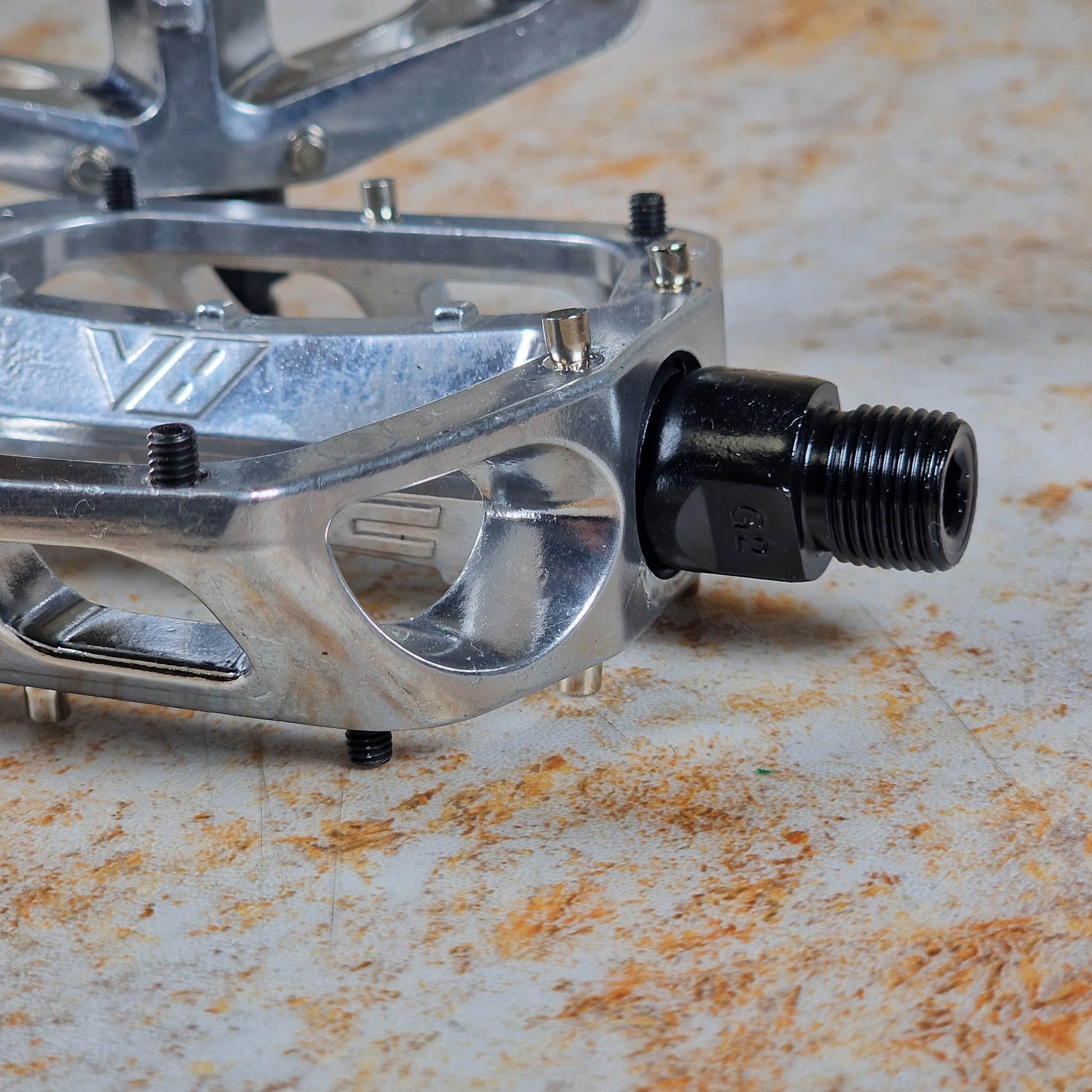 dmr v8 flat pedals DMR V8 Classic DU Pedals