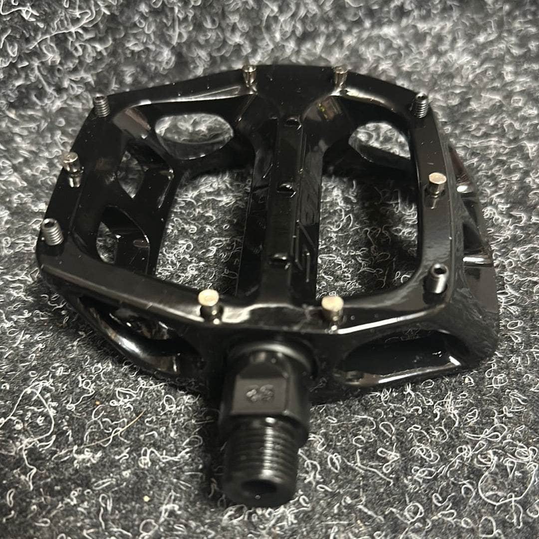 dmr v8 flat pedals DMR V8 Classic DU Pedals