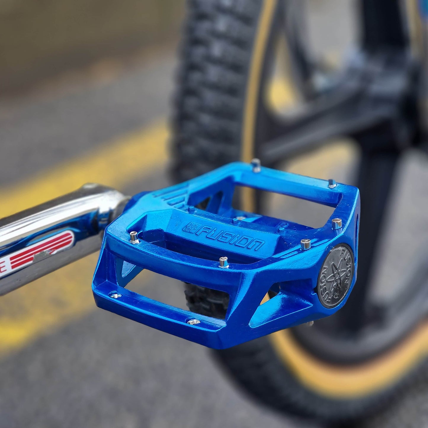 Haro Old School BMX Bikes Haro 40th Anniversary Bob Haro Freestyler Bike Chrome with Skyway Graphites