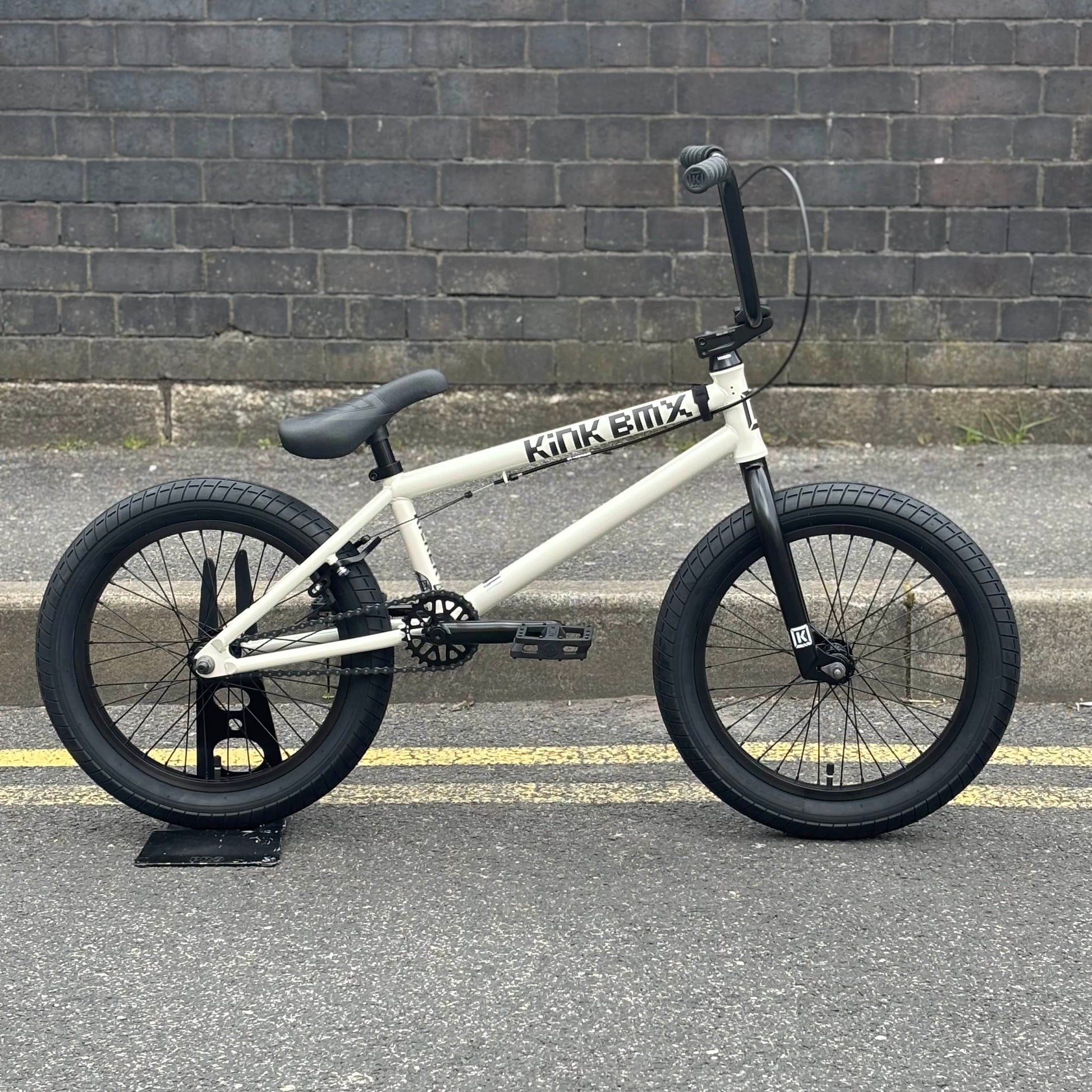 Kink BMX Bikes Glacier White Kink 2027 Kicker 18 Inch Bike Glacier White