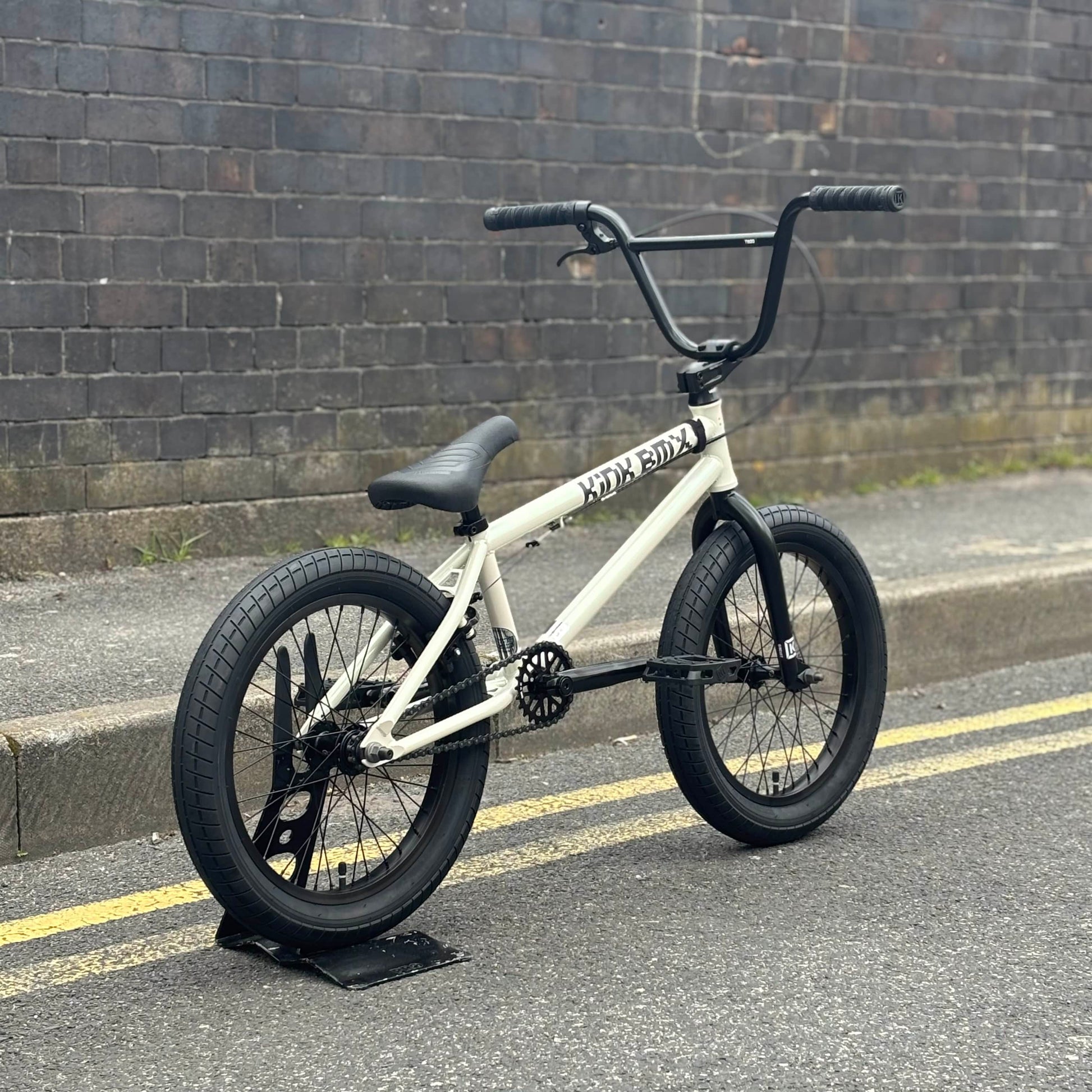Kink BMX Bikes Glacier White Kink 2027 Kicker 18 Inch Bike Glacier White