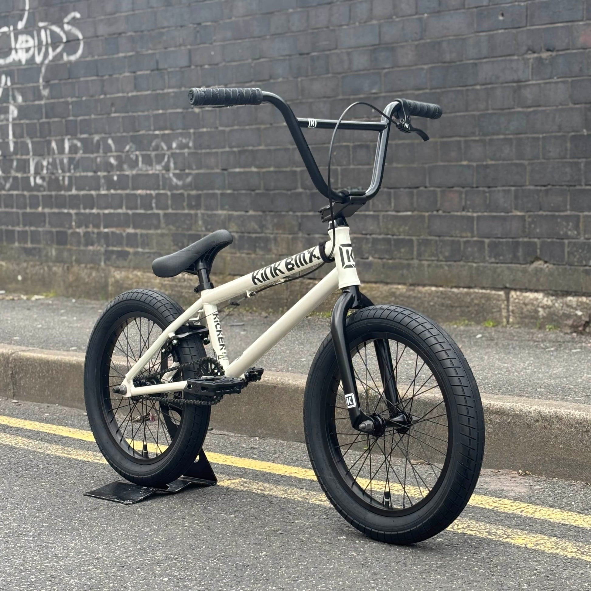 Kink BMX Bikes Glacier White Kink 2027 Kicker 18 Inch Bike Glacier White