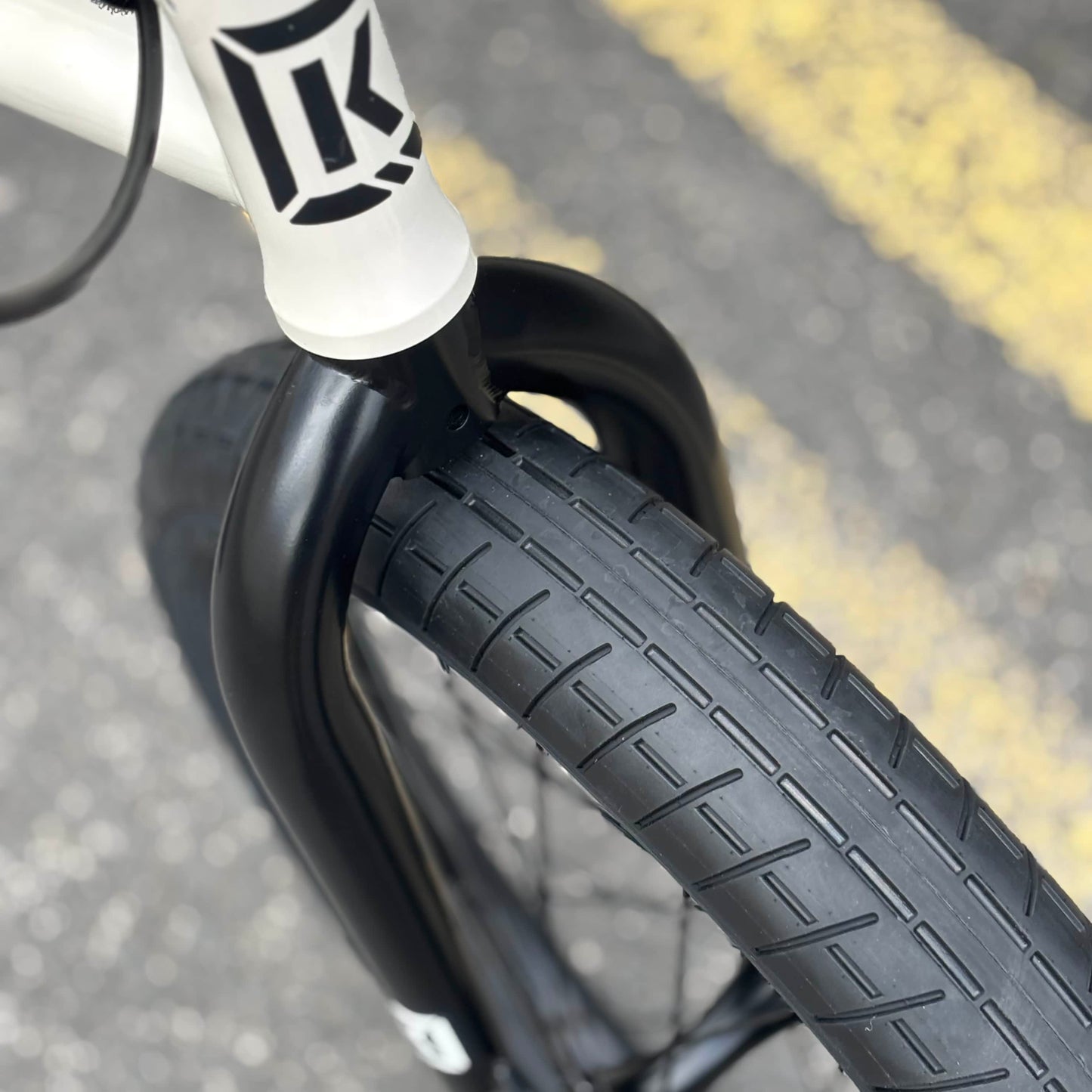 Kink BMX Bikes Glacier White Kink 2027 Kicker 18 Inch Bike Glacier White