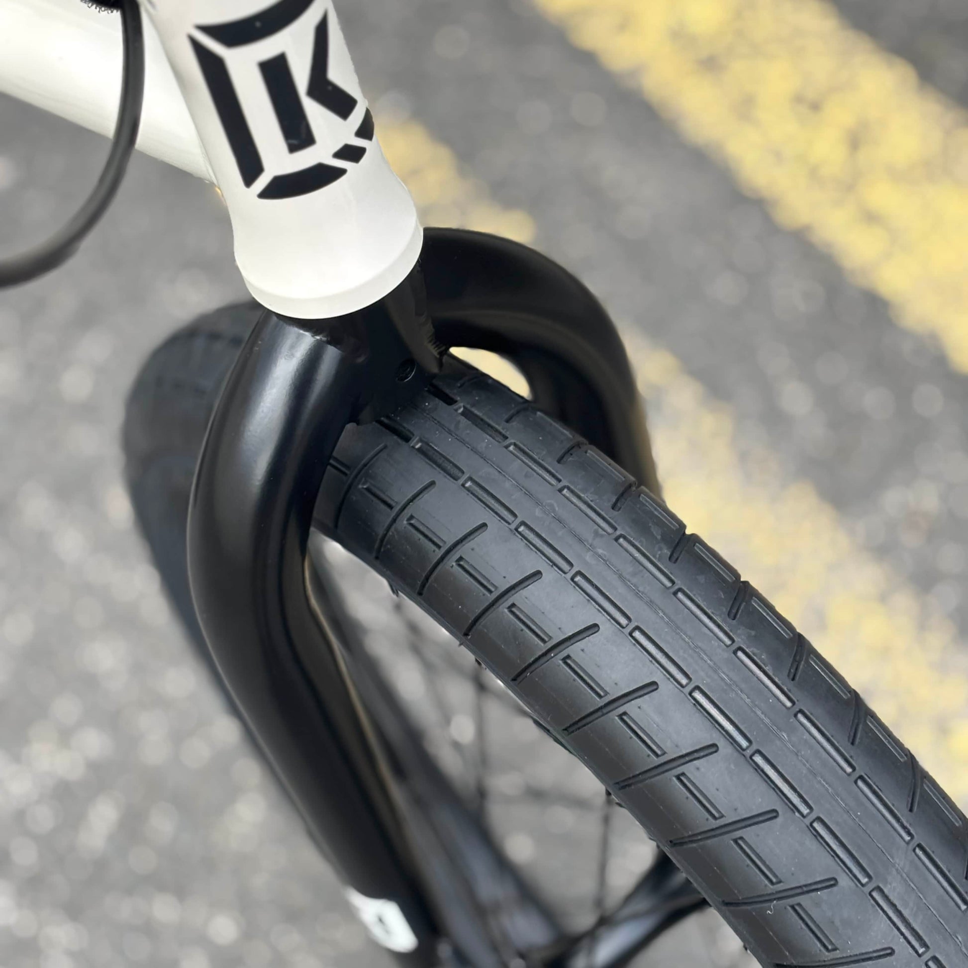 Kink BMX Bikes Glacier White Kink 2027 Kicker 18 Inch Bike Glacier White