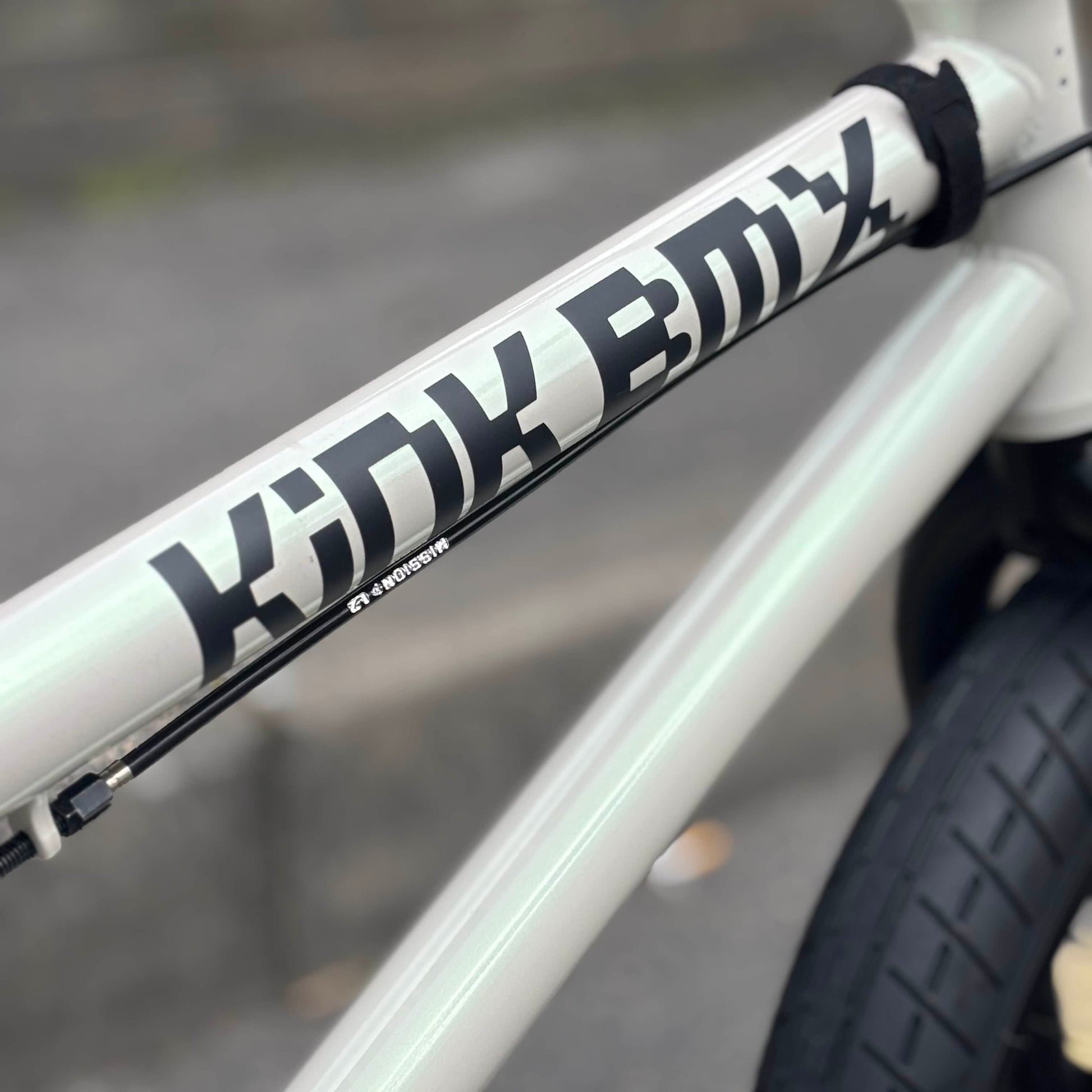 Kink BMX Bikes Glacier White Kink 2027 Kicker 18 Inch Bike Glacier White