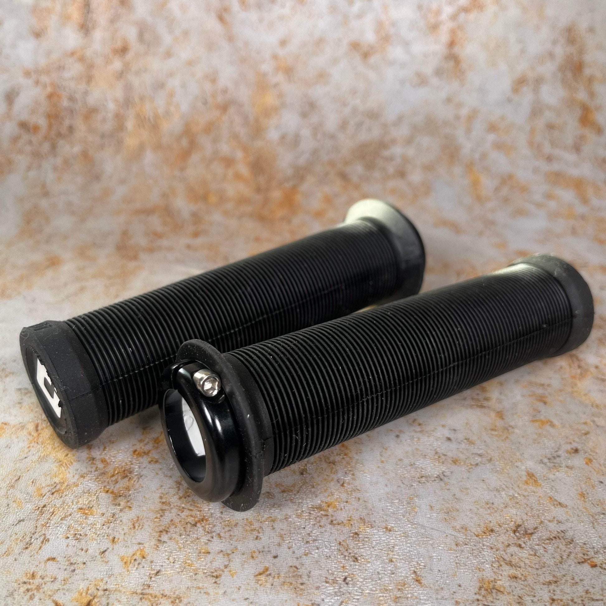 Odi Longneck Installing Bmx Grips ODI Longneck Lock On Grips Black