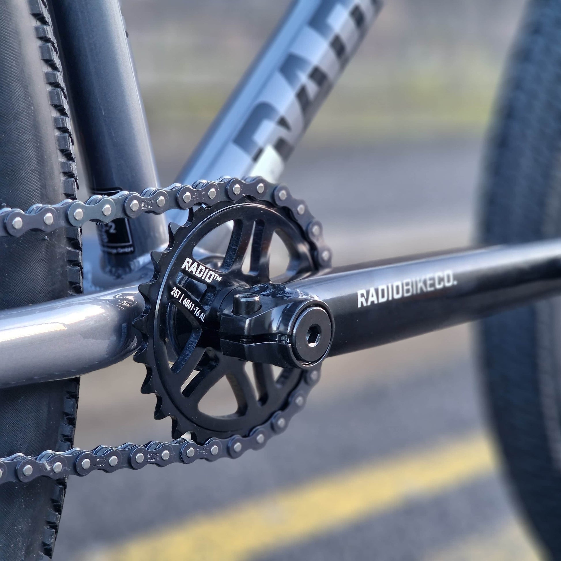 Radio BMX Bikes Graphit Silver Radio Asura Pro 26 Inch Dirt Jump Bike Graphit Silver