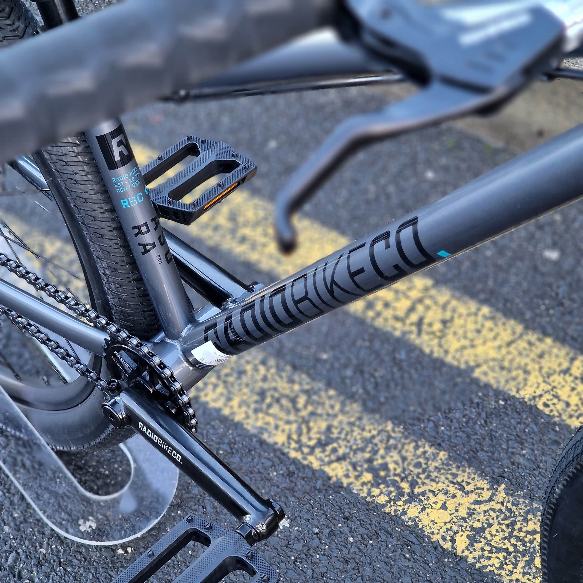 Radio BMX Bikes Graphit Silver Radio Asura Pro 26 Inch Dirt Jump Bike Graphit Silver