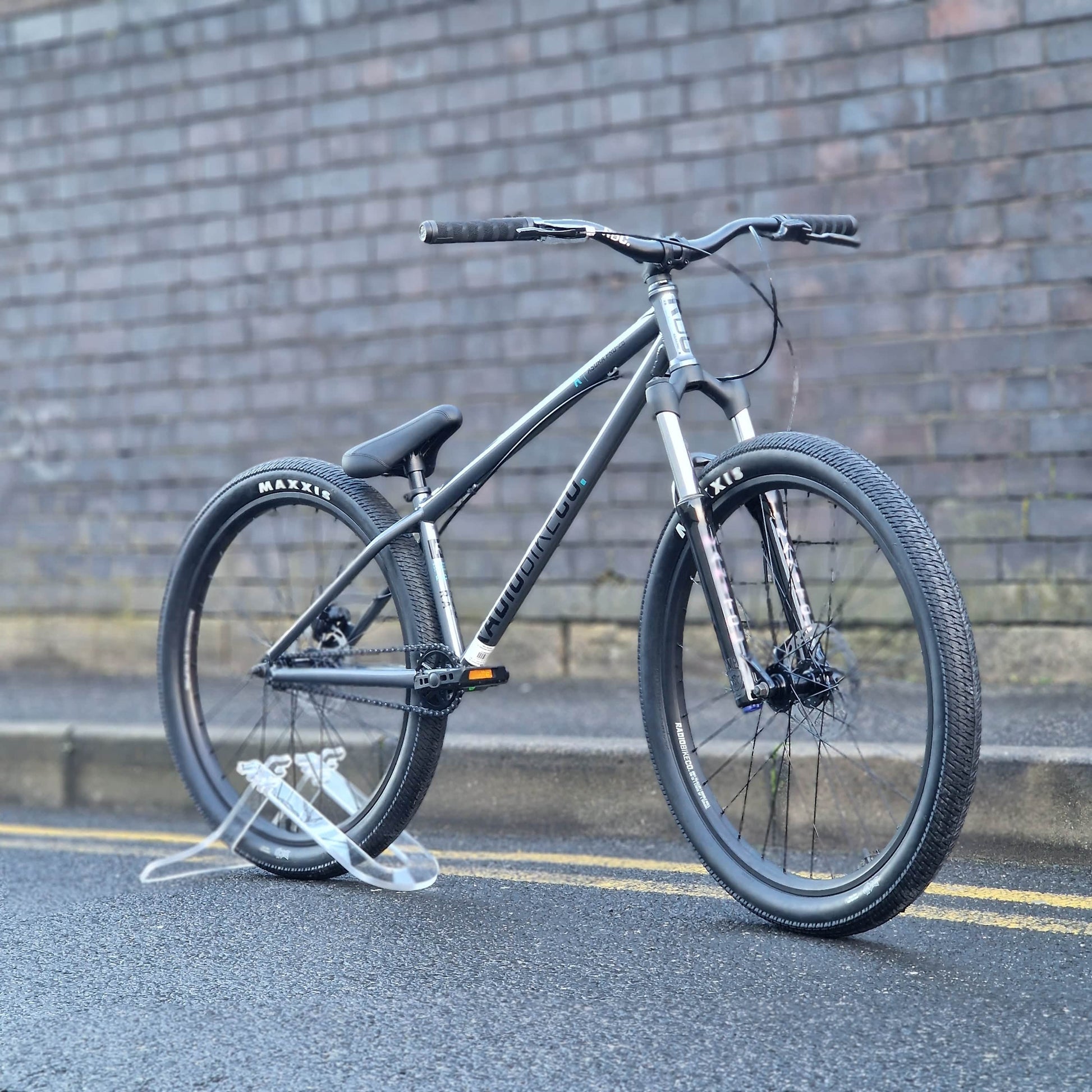 Radio BMX Bikes Graphit Silver Radio Asura Pro 26 Inch Dirt Jump Bike Graphit Silver