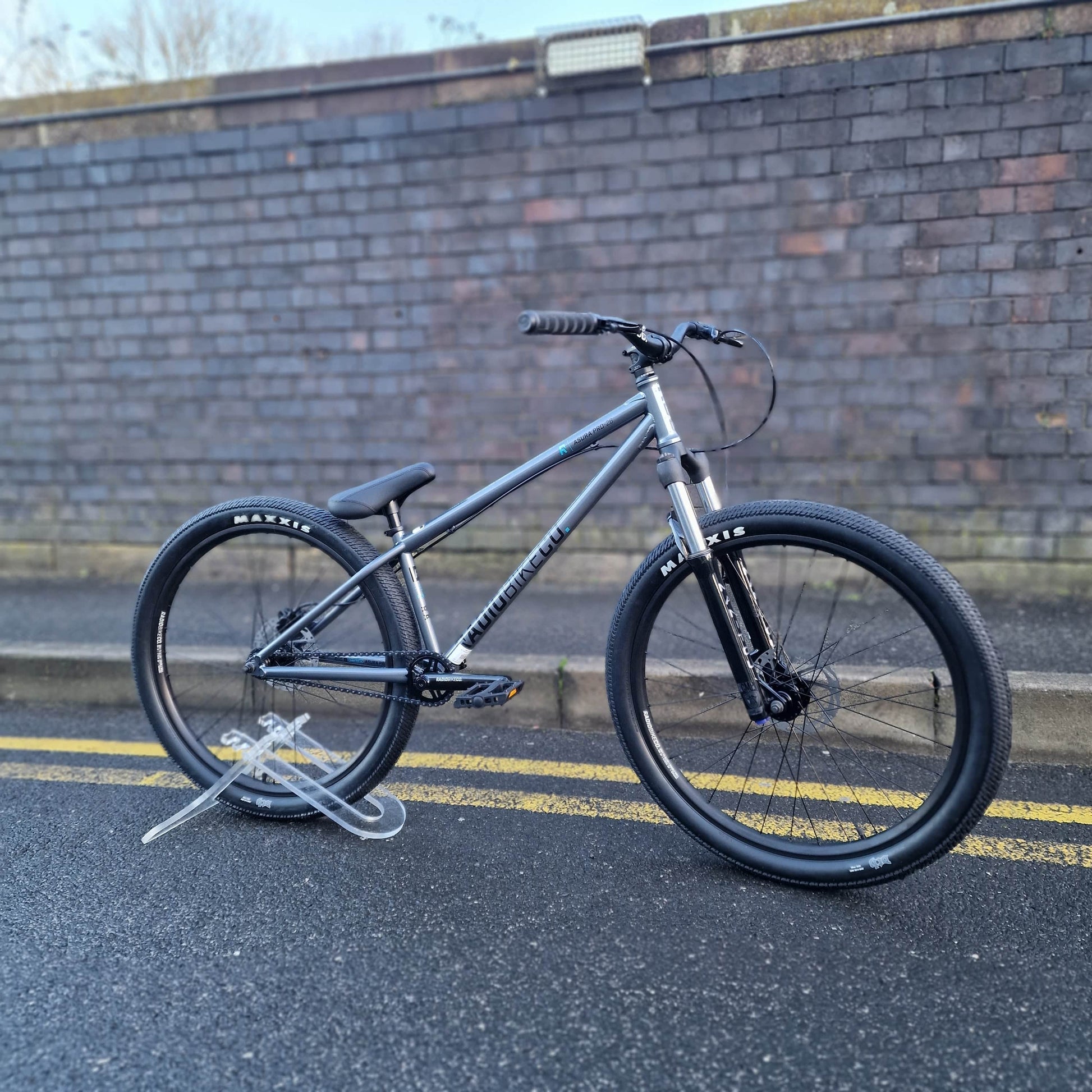 Radio BMX Bikes Graphit Silver Radio Asura Pro 26 Inch Dirt Jump Bike Graphit Silver