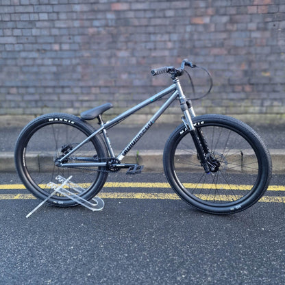 Radio BMX Bikes Graphit Silver Radio Asura Pro 26 Inch Dirt Jump Bike Graphit Silver