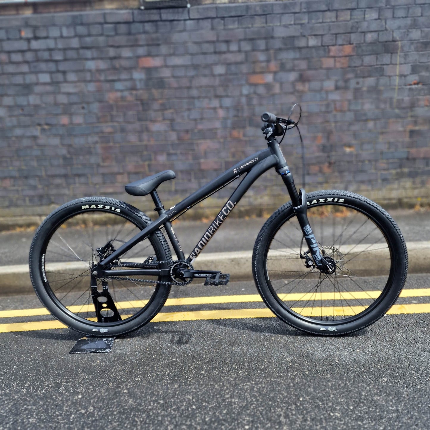 Radio BMX Bikes Black Radio Griffin Pro Elite 26 Inch Dirt Jump Bike Matt Black
