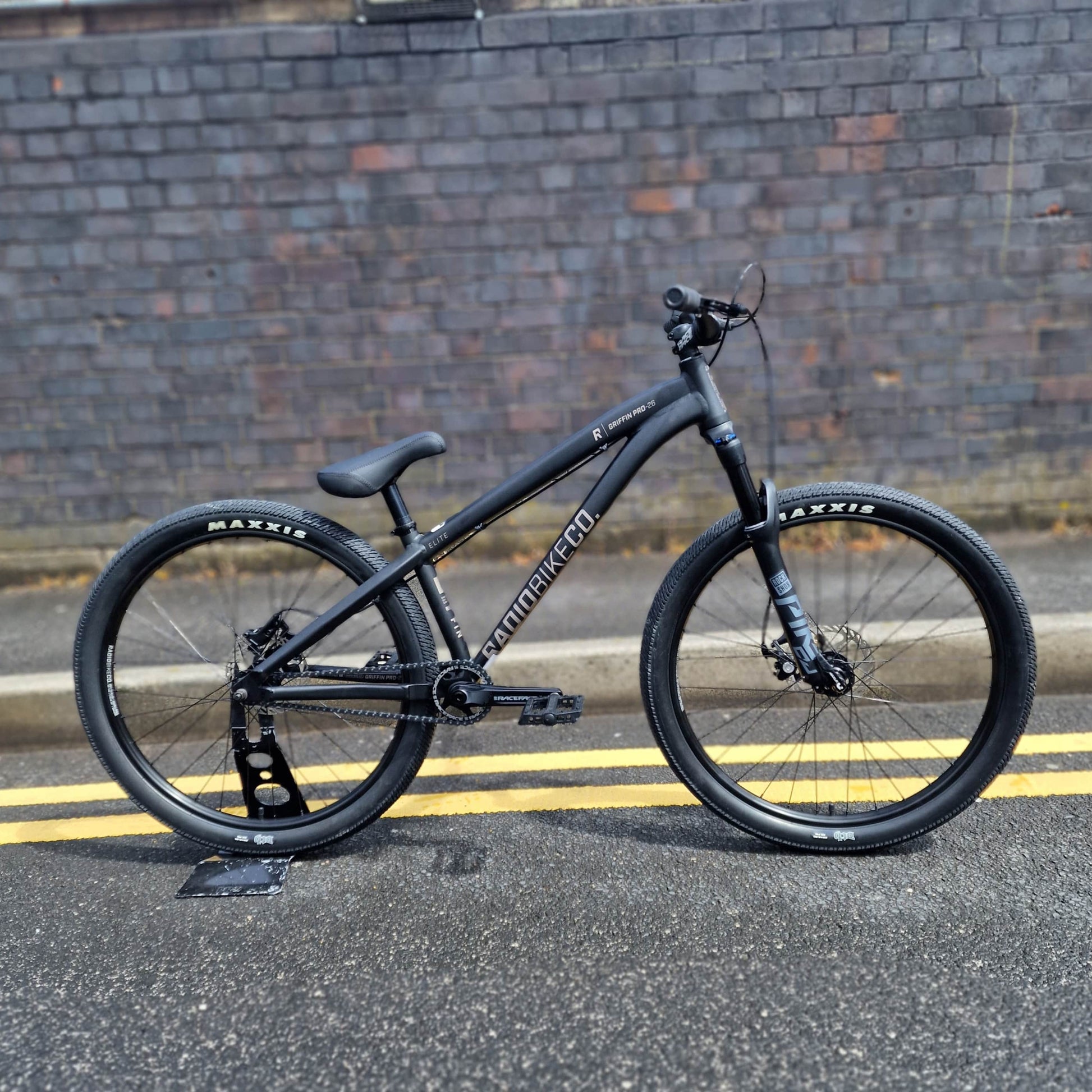 Radio BMX Bikes Black Radio Griffin Pro Elite 26 Inch Dirt Jump Bike Matt Black