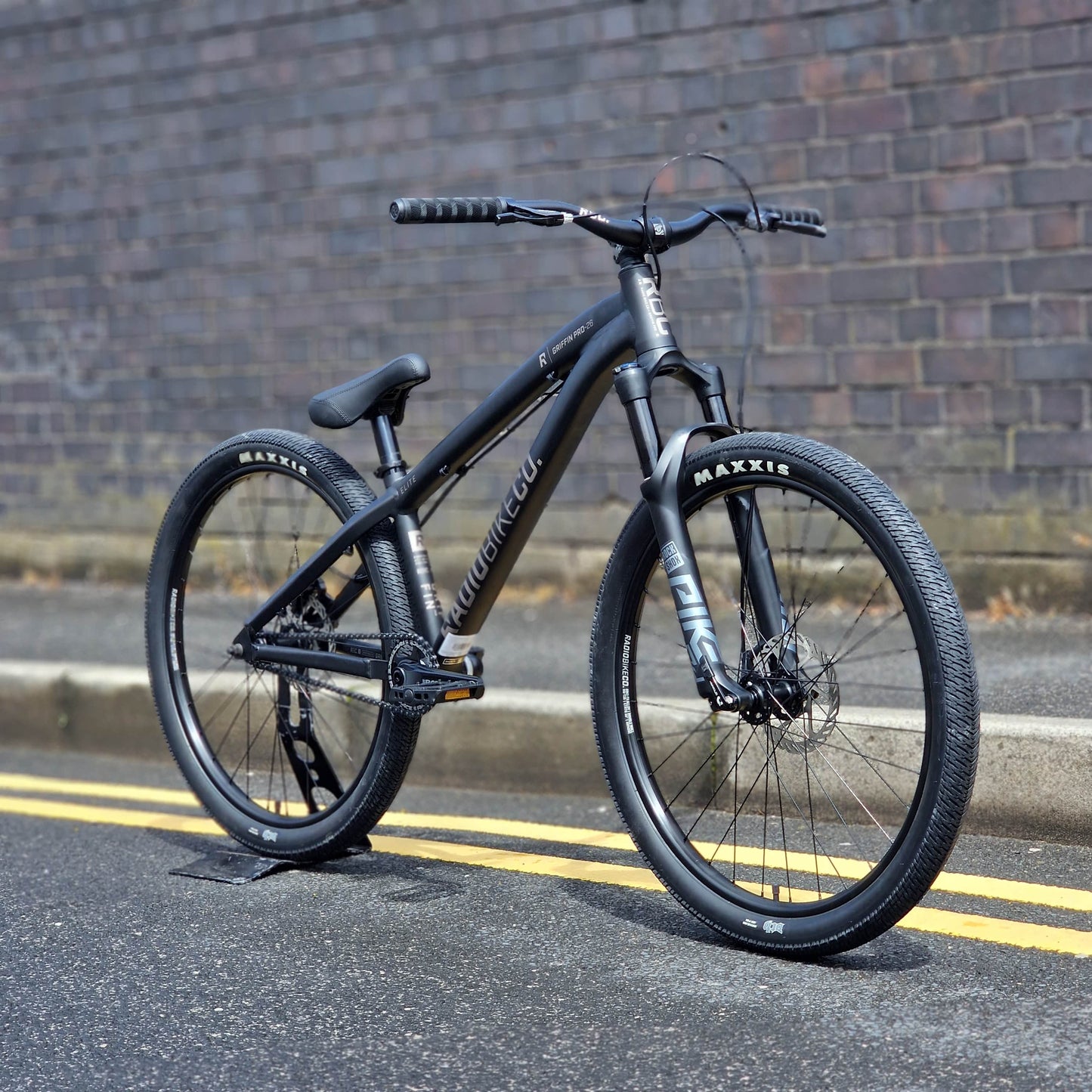 Radio BMX Bikes Black Radio Griffin Pro Elite 26 Inch Dirt Jump Bike Matt Black