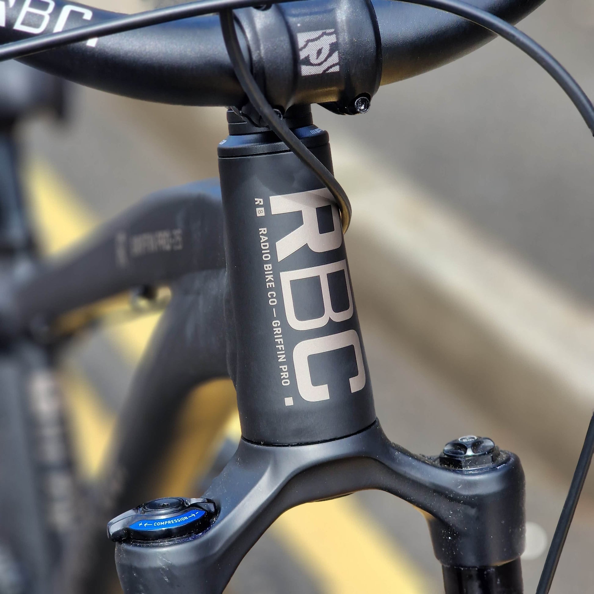 Radio BMX Bikes Black Radio Griffin Pro Elite 26 Inch Dirt Jump Bike Matt Black