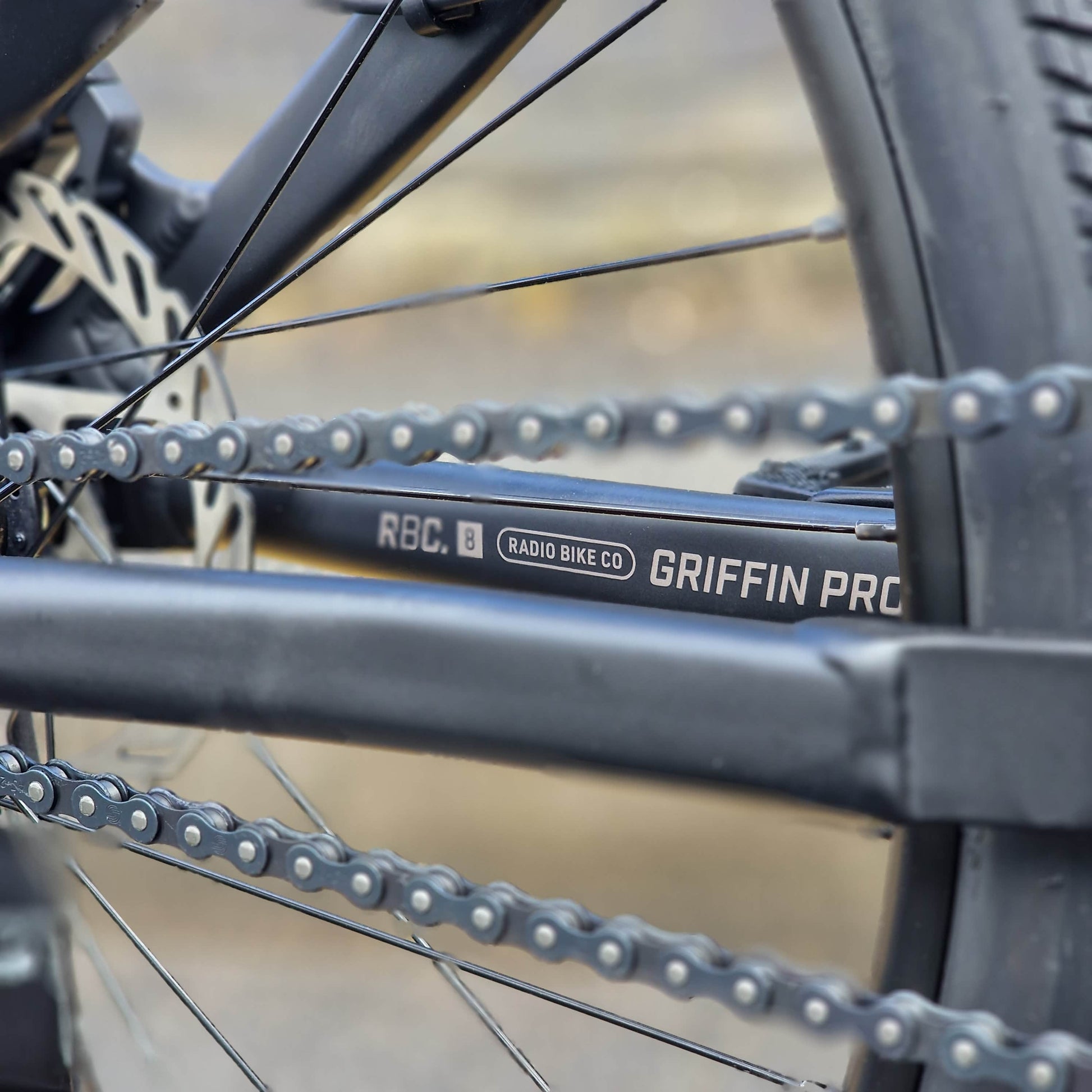 Radio BMX Bikes Black Radio Griffin Pro Elite 26 Inch Dirt Jump Bike Matt Black