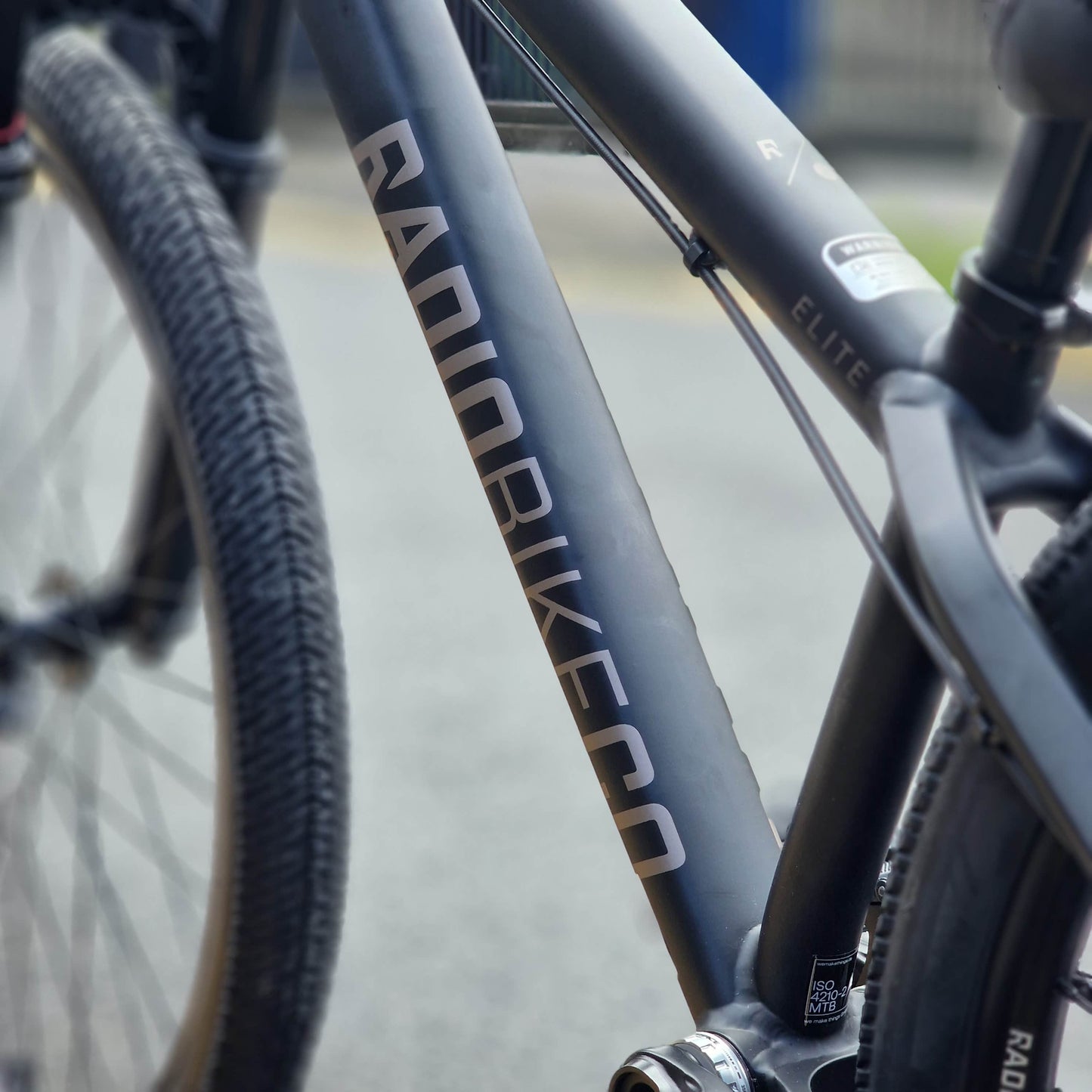 Radio BMX Bikes Black Radio Griffin Pro Elite 26 Inch Dirt Jump Bike Matt Black