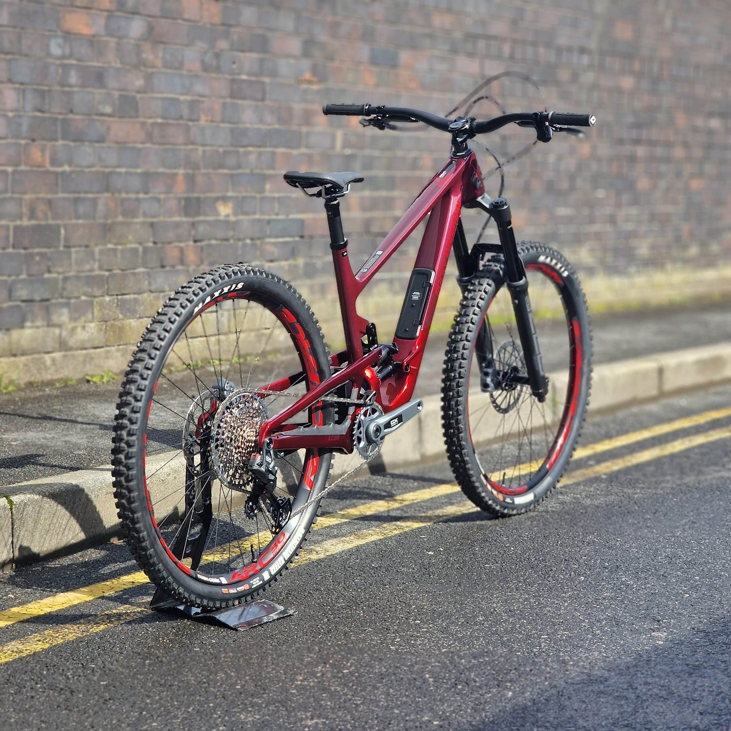 Rocky Mountain Bikes Rocky Mountain Altitude Carbon 70 Full Suspension Mountain Bike Purple / Red