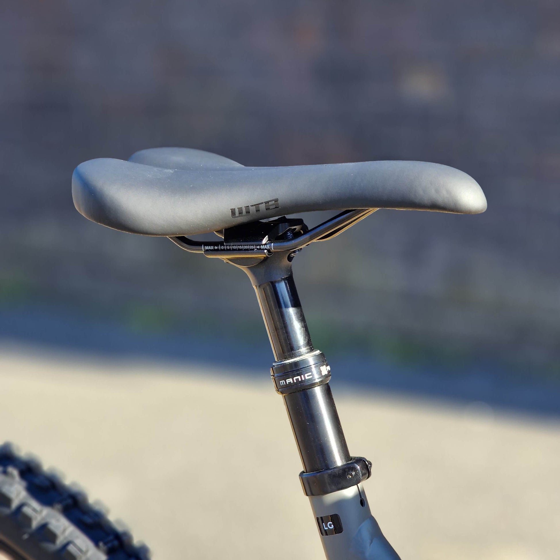 Rocky Mountain Bikes Rocky Mountain Instinct Alloy 30 Full Suspension Mountain Bike Grey / Beige