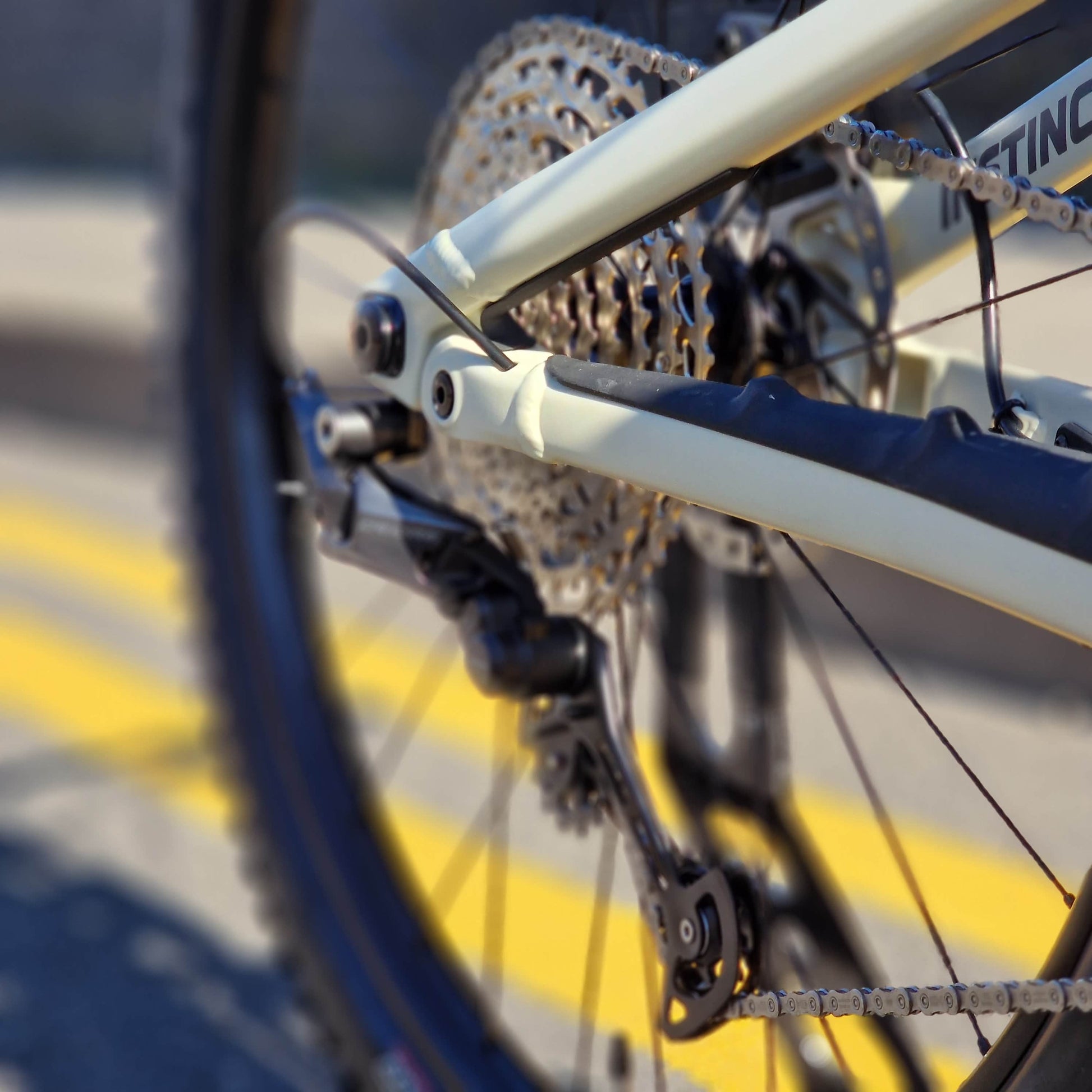 Rocky Mountain Bikes Rocky Mountain Instinct Alloy 30 Full Suspension Mountain Bike Grey / Beige