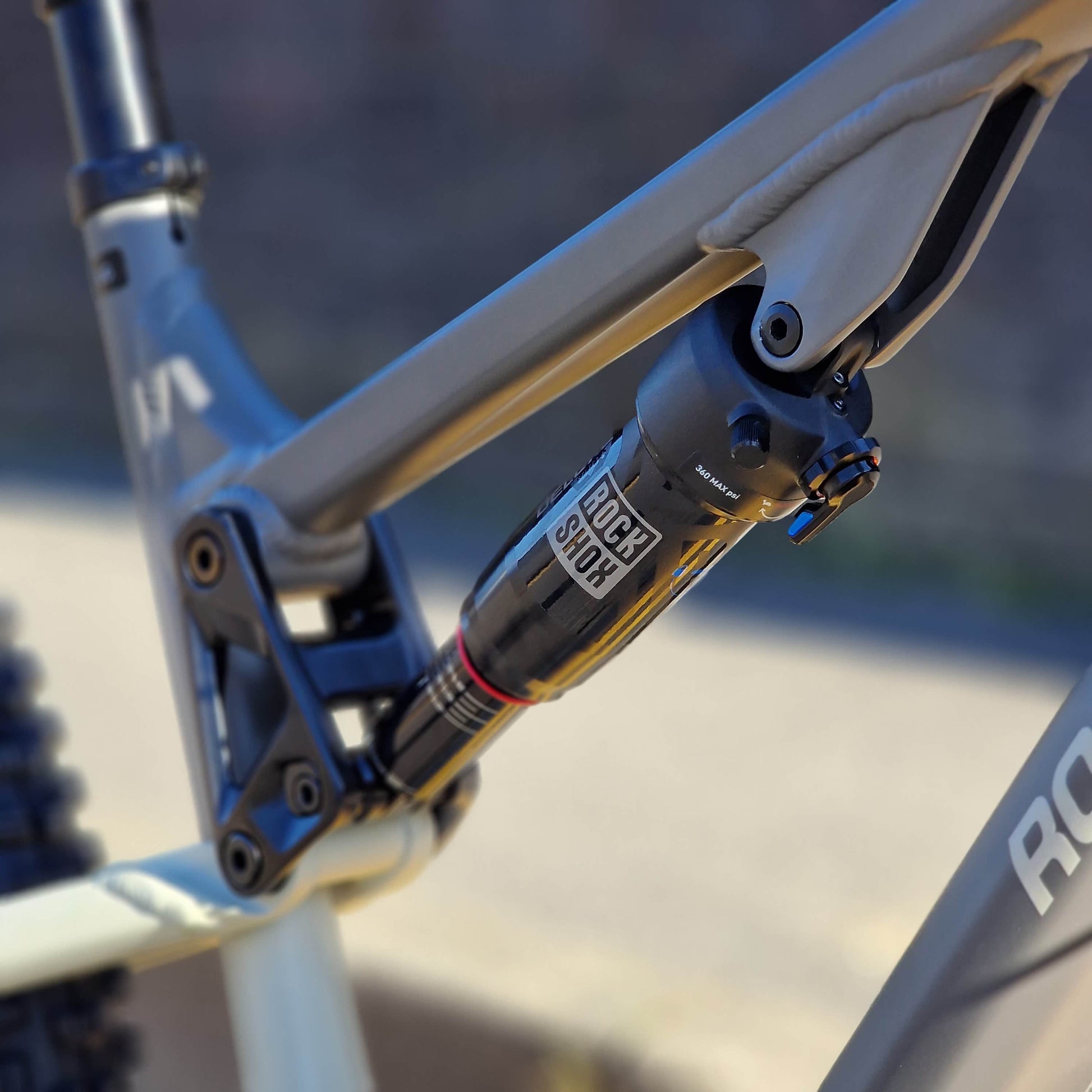Rocky Mountain Bikes Rocky Mountain Instinct Alloy 30 Full Suspension Mountain Bike Grey / Beige