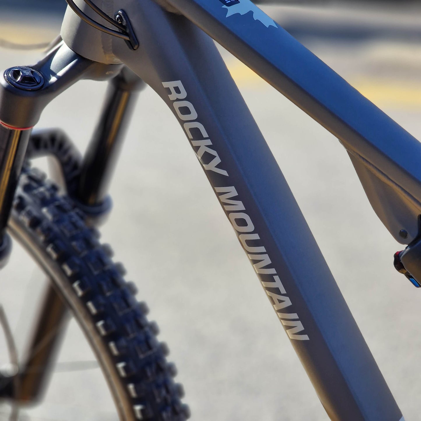 Rocky Mountain Bikes Rocky Mountain Instinct Alloy 30 Full Suspension Mountain Bike Grey / Beige