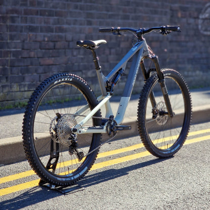 Rocky Mountain Bikes Rocky Mountain Instinct Alloy 30 Full Suspension Mountain Bike Grey / Beige