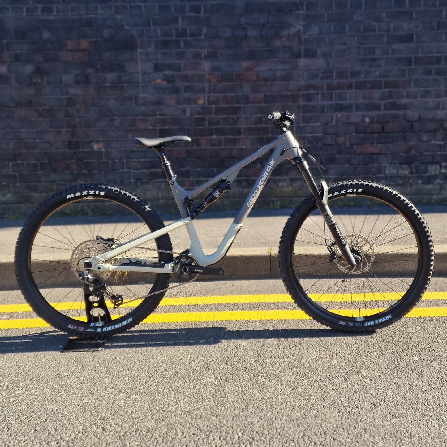 Rocky Mountain Bikes Rocky Mountain Instinct Alloy 30 Full Suspension Mountain Bike Grey / Beige