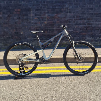 Rocky Mountain Bikes Rocky Mountain Instinct Alloy 30 Full Suspension Mountain Bike Grey / Beige