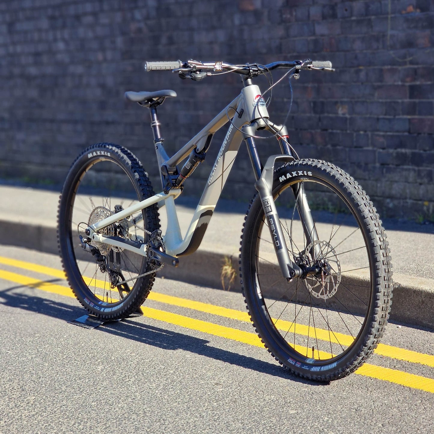Rocky Mountain Bikes Rocky Mountain Instinct Alloy 30 Full Suspension Mountain Bike Grey / Beige