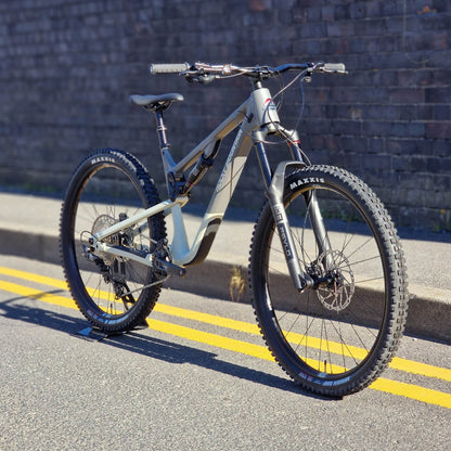 Rocky Mountain Bikes Rocky Mountain Instinct Alloy 30 Full Suspension Mountain Bike Grey / Beige