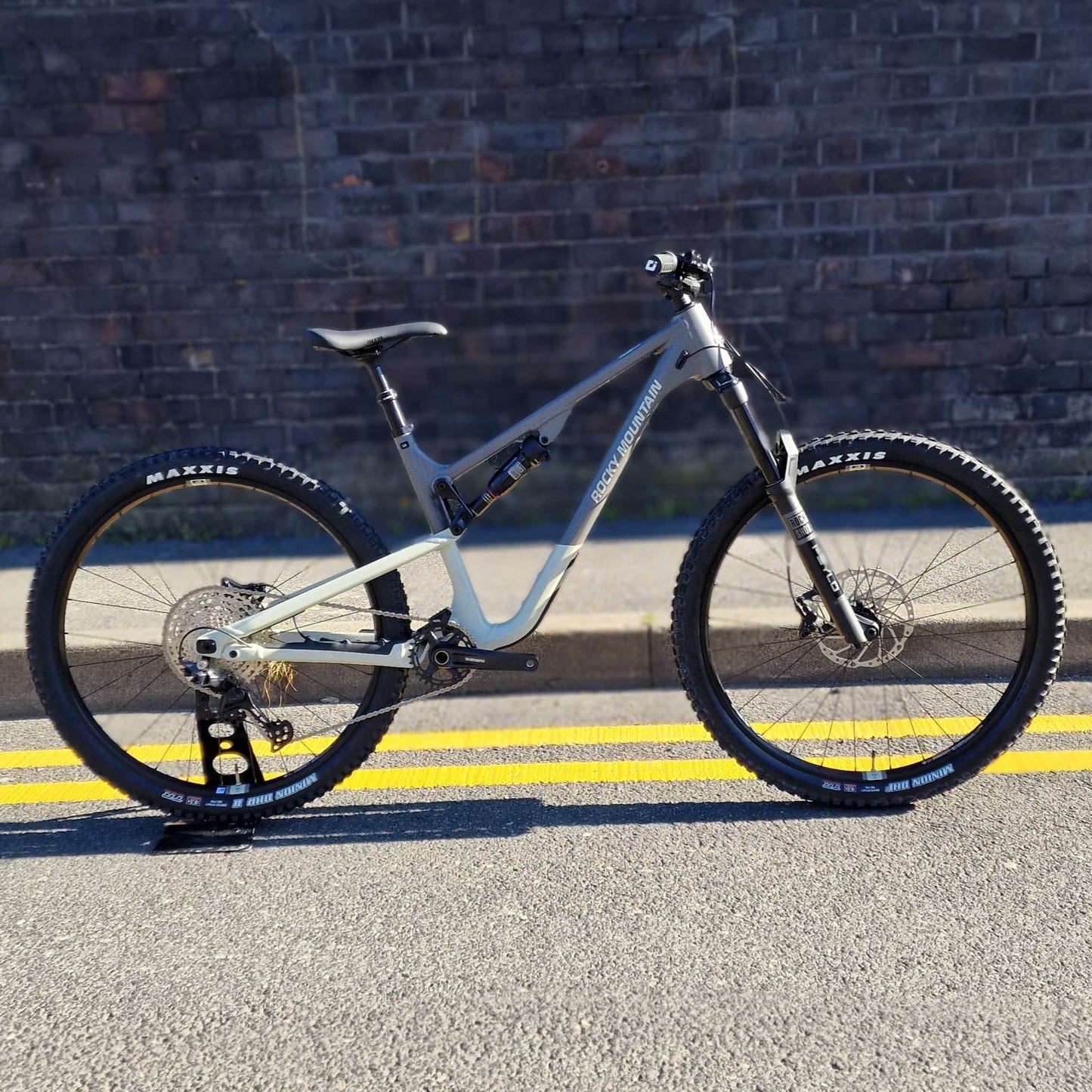 Rocky Mountain Bikes Rocky Mountain Instinct Alloy 30 Full Suspension Mountain Bike Grey / Beige
