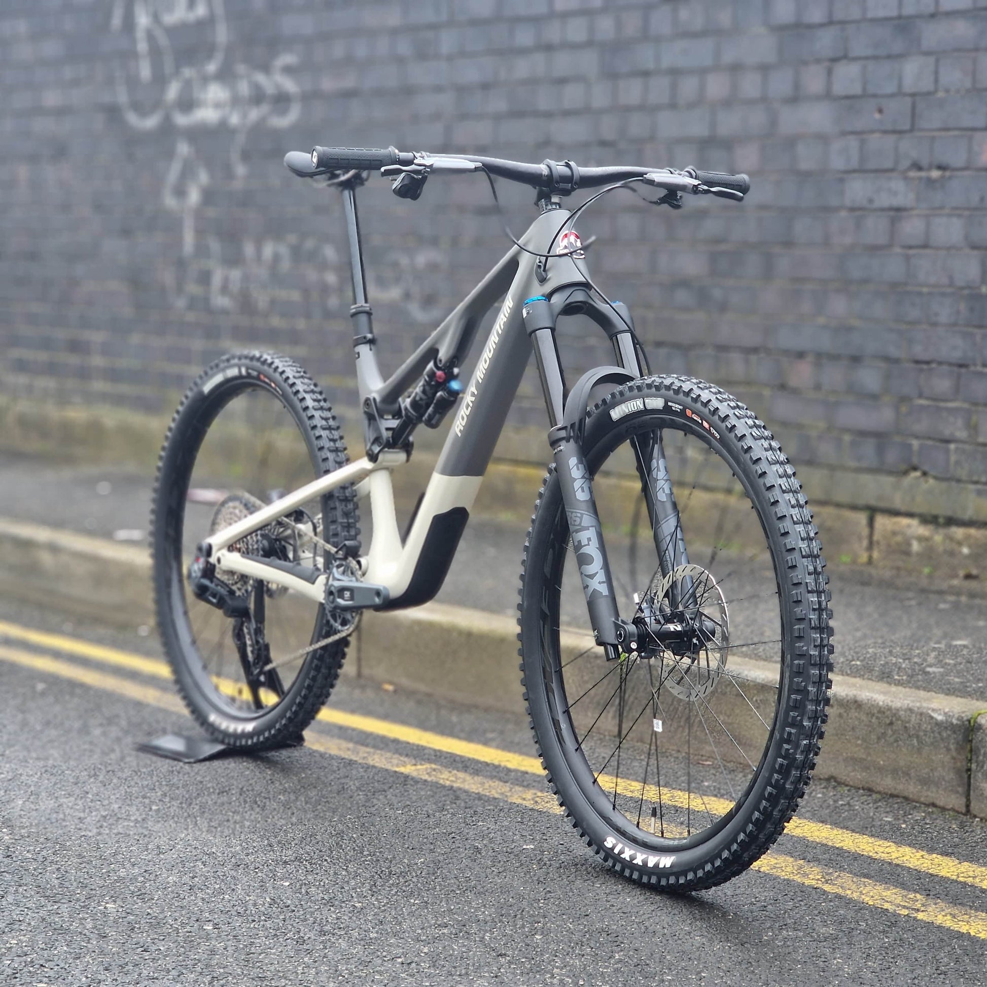 Rocky Mountain Bikes Rocky Mountain Instinct Carbon 70 Mountain Bike Grey / Beige
