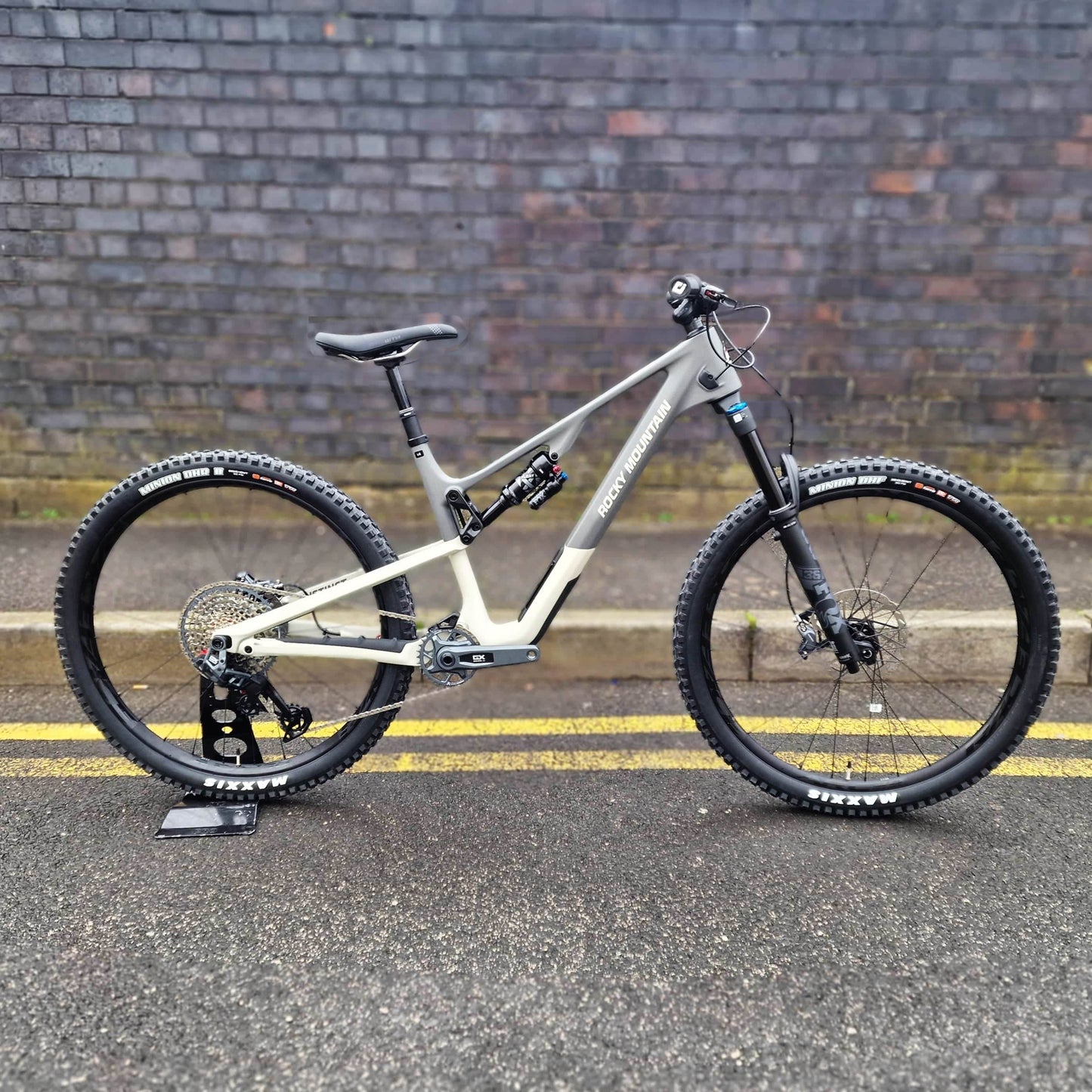 Rocky Mountain Bikes Rocky Mountain Instinct Carbon 70 Mountain Bike Grey / Beige