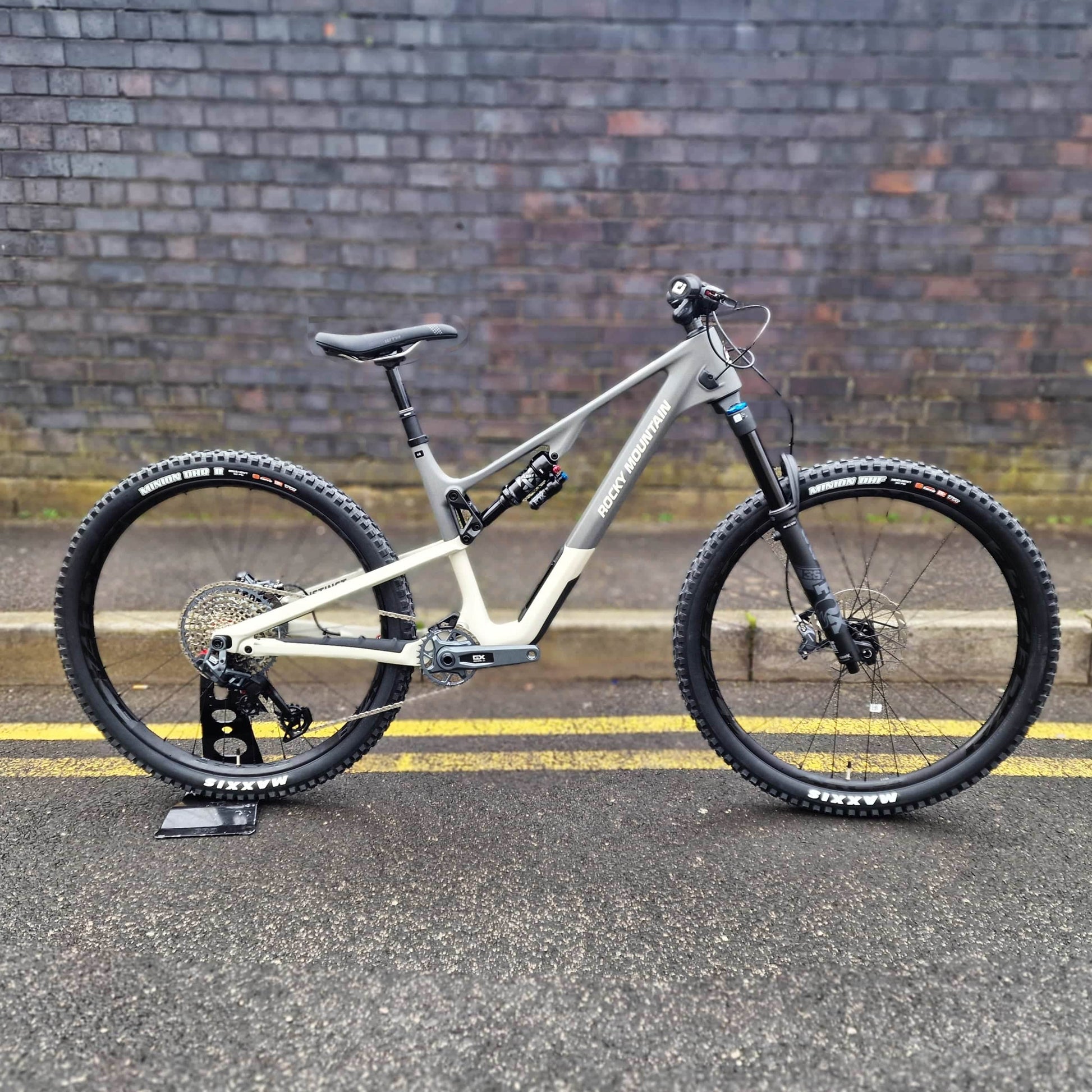 Rocky Mountain Bikes Rocky Mountain Instinct Carbon 70 Mountain Bike Grey / Beige