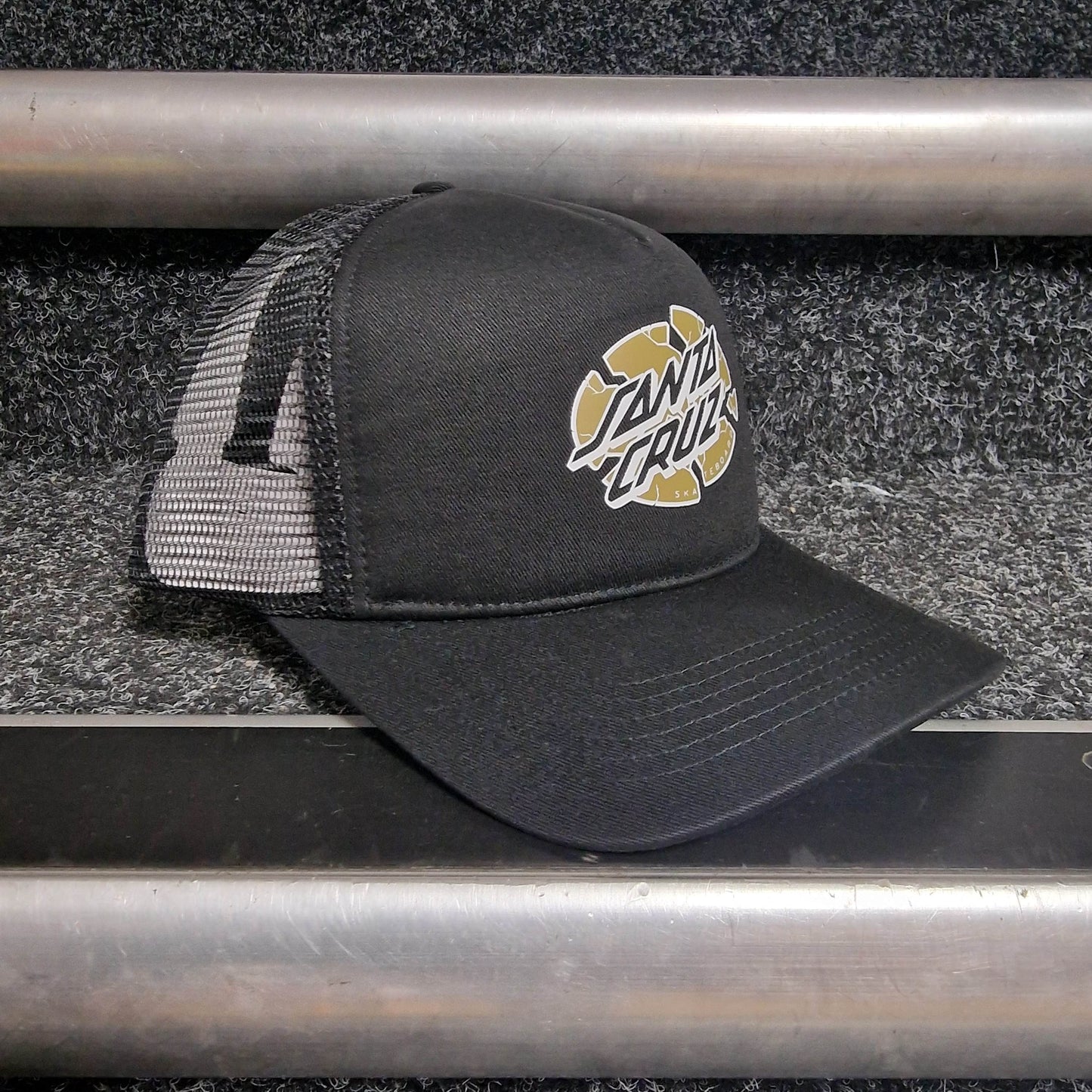 Santa Cruz Clothing & Shoes Black / Black Santa Cruz Broken Dot Meshback Cap Black / Black