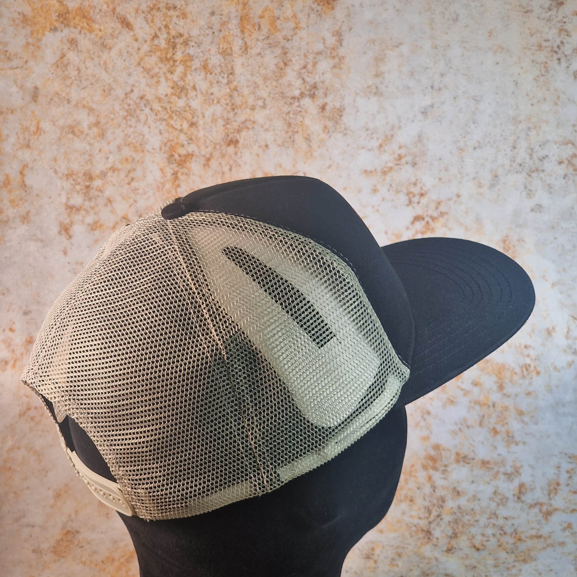 Santa Cruz Clothing & Shoes Black / Stone Santa Cruz Out Of Time Meshback Cap Black / Stone