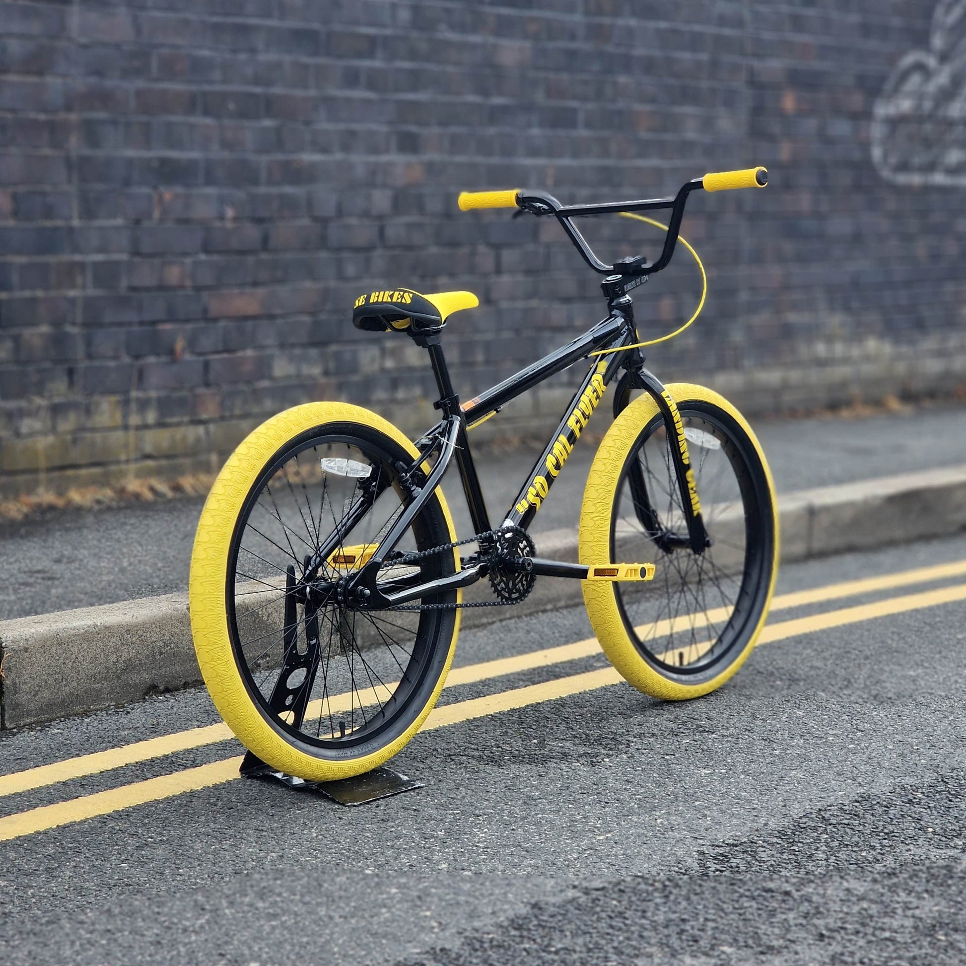 SE Bikes BMX Bikes Black Bumblebee SE Bikes So Cal Flyer 24 Inch Bike Black Bumblebee