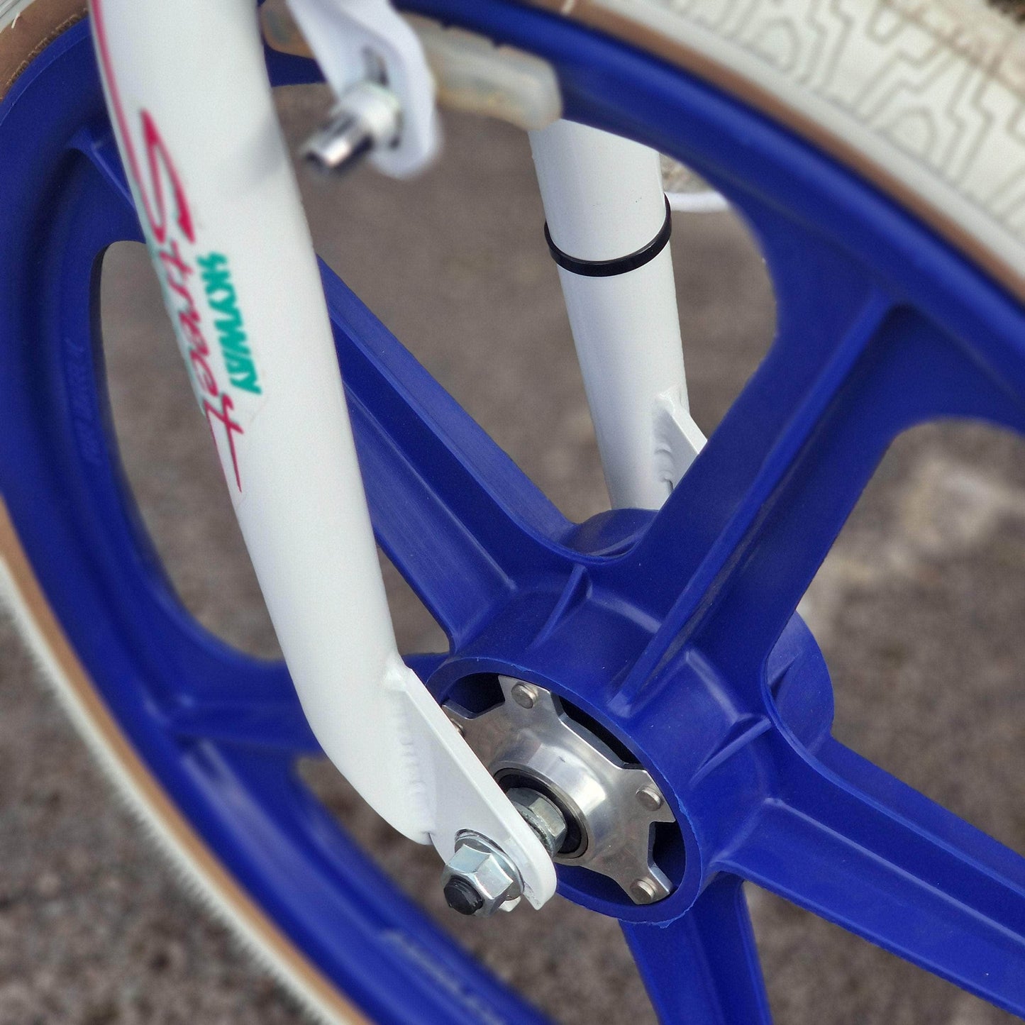 Skyway Old School BMX Bikes White Skyway 2024 Street Beat Bike White / Blue