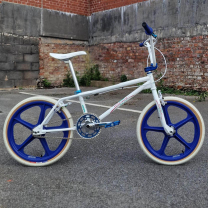 Skyway Old School BMX Bikes White Skyway 2024 Street Beat Bike White / Blue