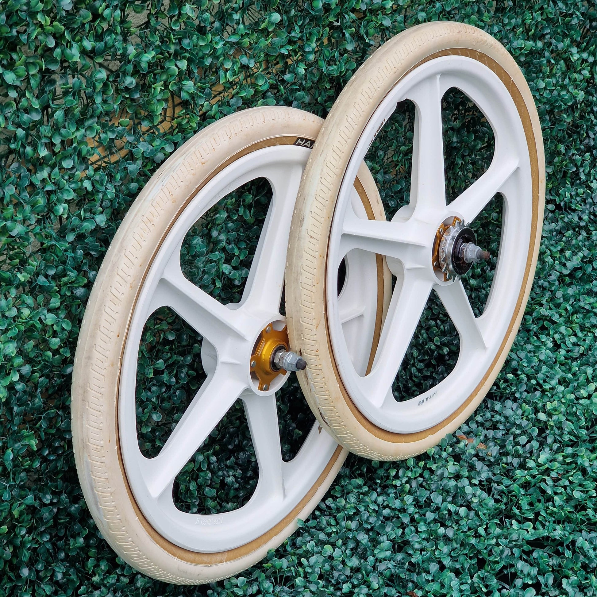 Skyway Old School BMX Skyway Tuff II Gold Alloy Flange 60th White Wheels with White Haro Tyres Used Survivor