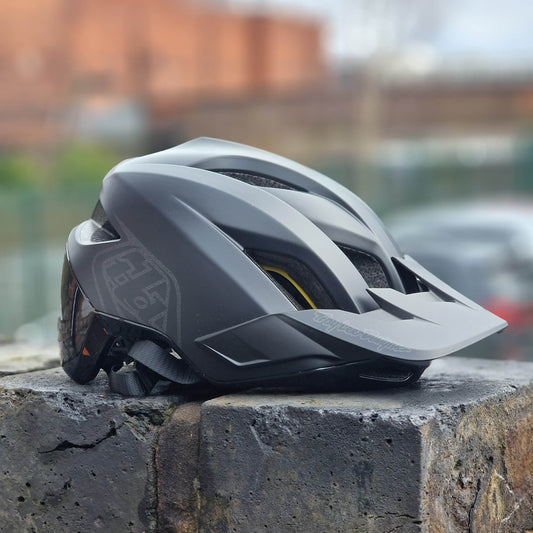 Troy Lee Designs BMX Racing Troy Lee Designs Flowline MIPS Helmet Point Black / Charcoal