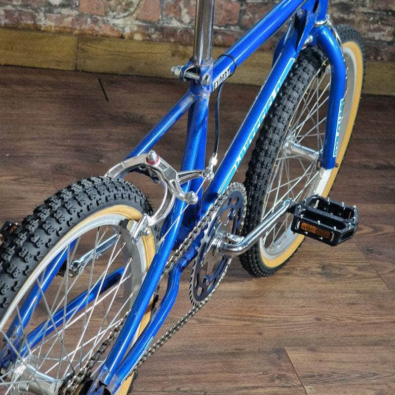 Ancien chevilles BMX Hard Luck école solide 26t 3/8's axe jour jaune Ancien chevilles BMX Hard Luck école solide 26t 3/8's axe jour jaune