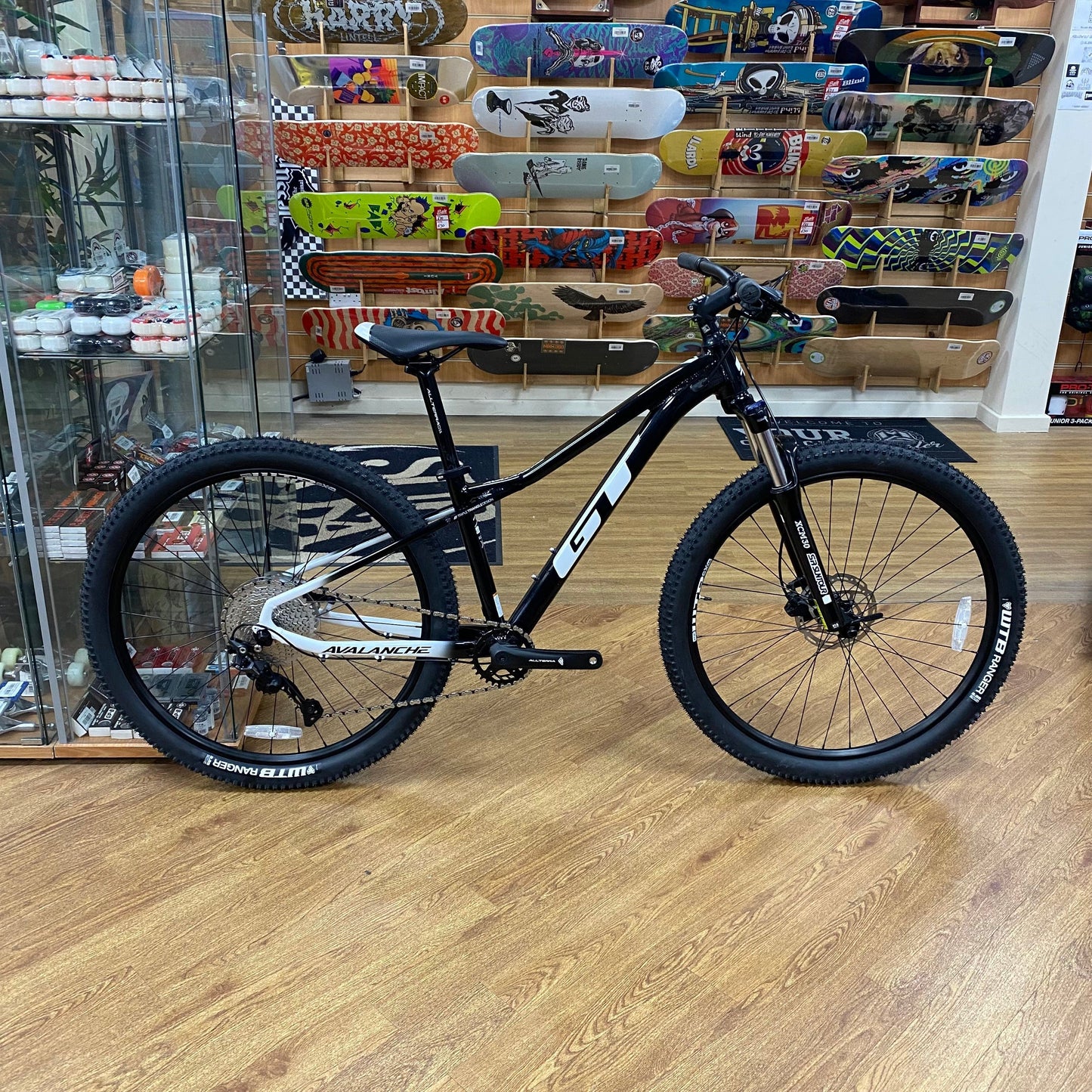 GT Bikes GT 2021 Avalanche Comp Black