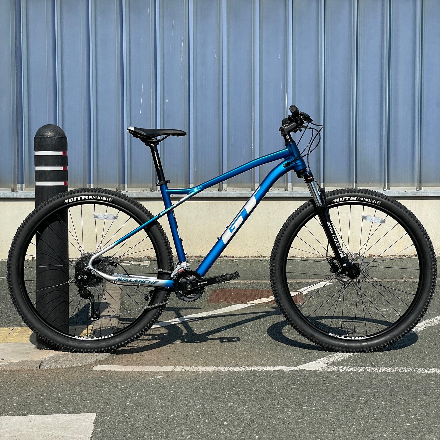 GT Bikes GT Avalanche Sport Mountain Bike Blue