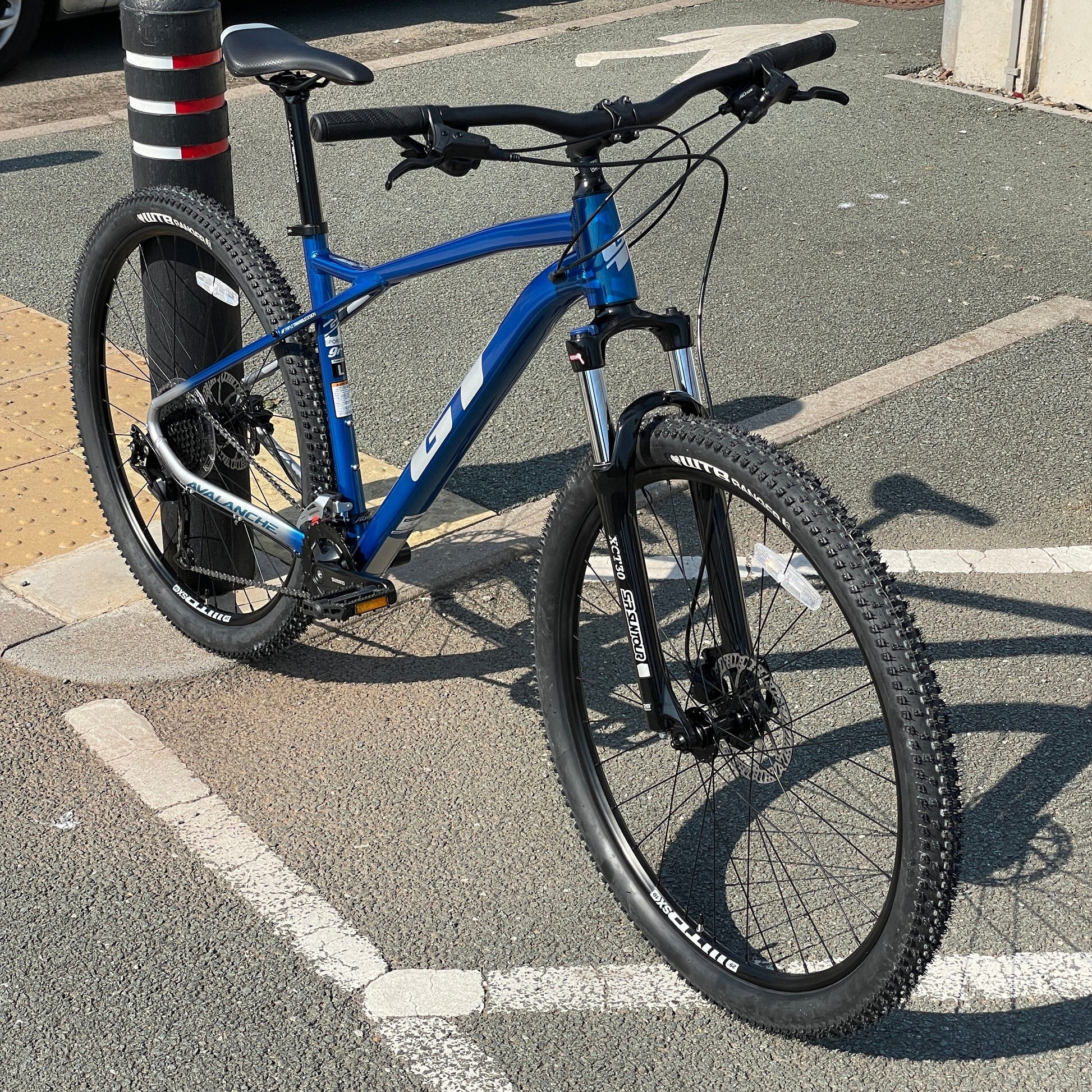 GT Bikes GT Avalanche Sport Mountain Bike Blue